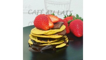Tortitas de avena con crema de avellana, chocolate y fresas